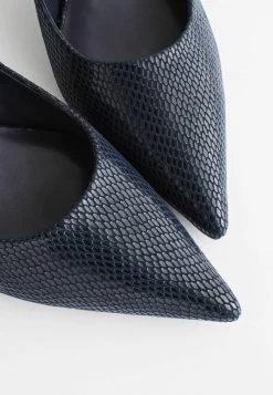 Next Forever Comfort Kitten Court Regular/Wide FitDecolletéNavy Blue Donna Scarpe Con Tacco NX311B09P-K11 -Birkenstock Italia 0a34f51d67fa450ba799357b8b3a683b