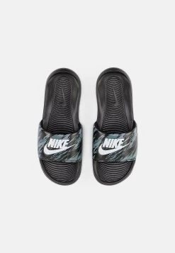 Nike Sportswear Victori One Slide PrintCiabattineBlack/Pure Platinum/Off Noir Smoke Grey|Iron Grey Uomo Scarpe Aperte NI112G00U-Q14 -Birkenstock Italia a79c09450ac44191bcd00a068762e8d2