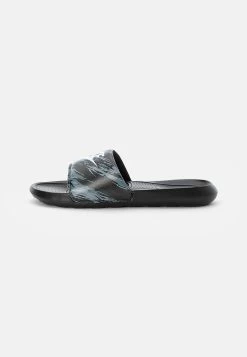 Nike Sportswear Victori One Slide PrintCiabattineBlack/Pure Platinum/Off Noir Smoke Grey|Iron Grey Uomo Scarpe Aperte NI112G00U-Q14